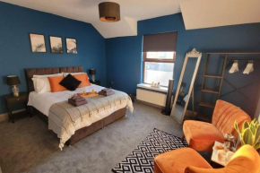 Near beach, Modern and Spacious 4 Bedroom House, Hot Tub, Wifi, Netflix, Parking